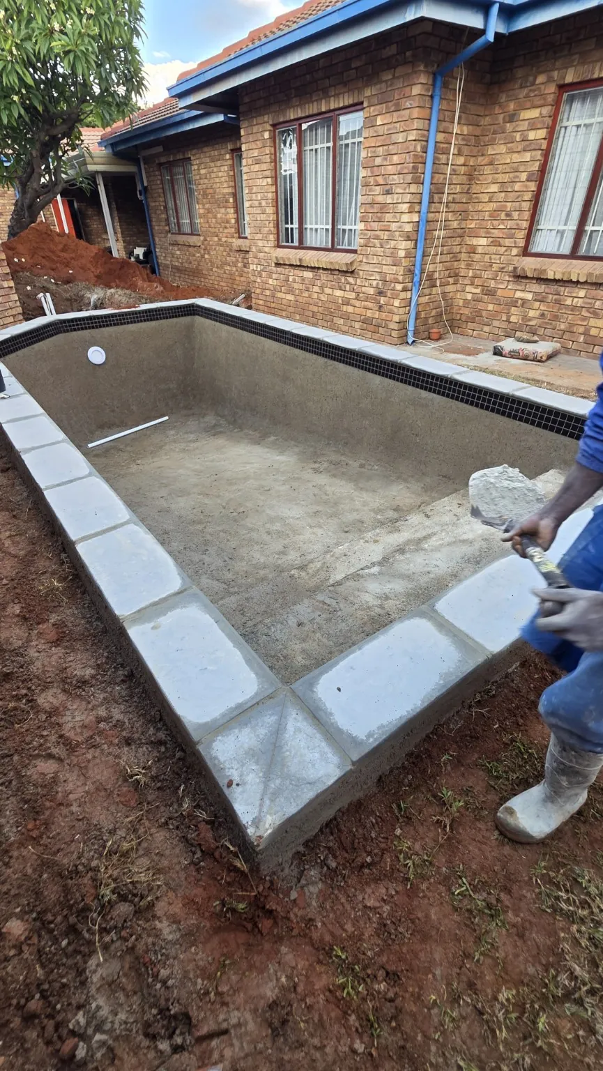 Swimming pool with automatic cover